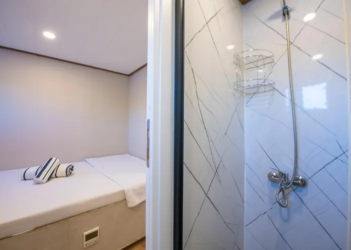 Båthotell Gulet Flores