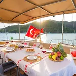 Ботель Gulet Flores