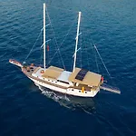 Gulet Flores Ботель