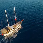 Gulet Flores Ботель *