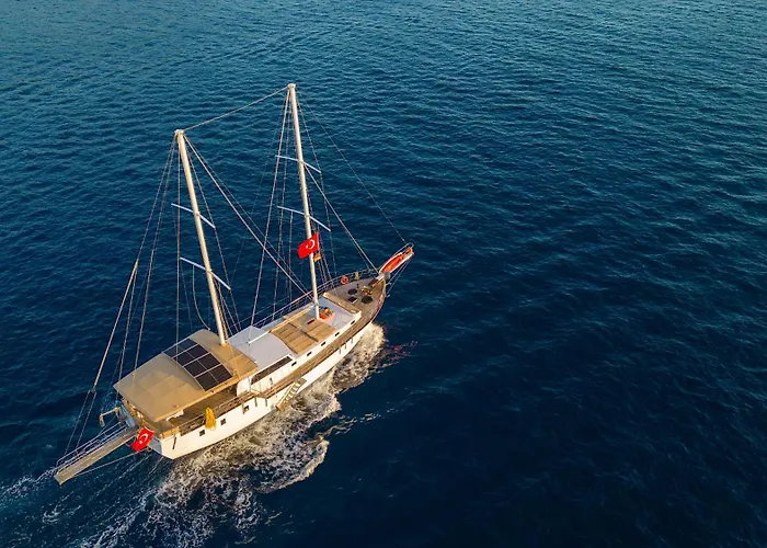 Gulet Flores Botel *