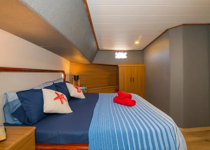 Gulet Flores ספינת מלון